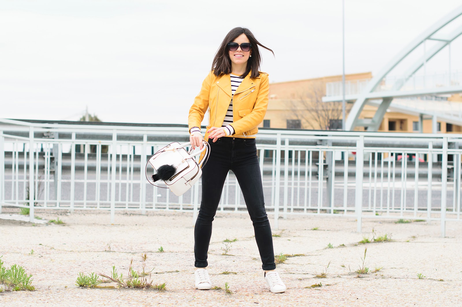 Look de estilo navy con biker amarilla de zara