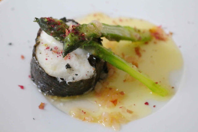 Cabillaud à l'algue nori, beurre au yuzu et à l'échalote, asperges vertes