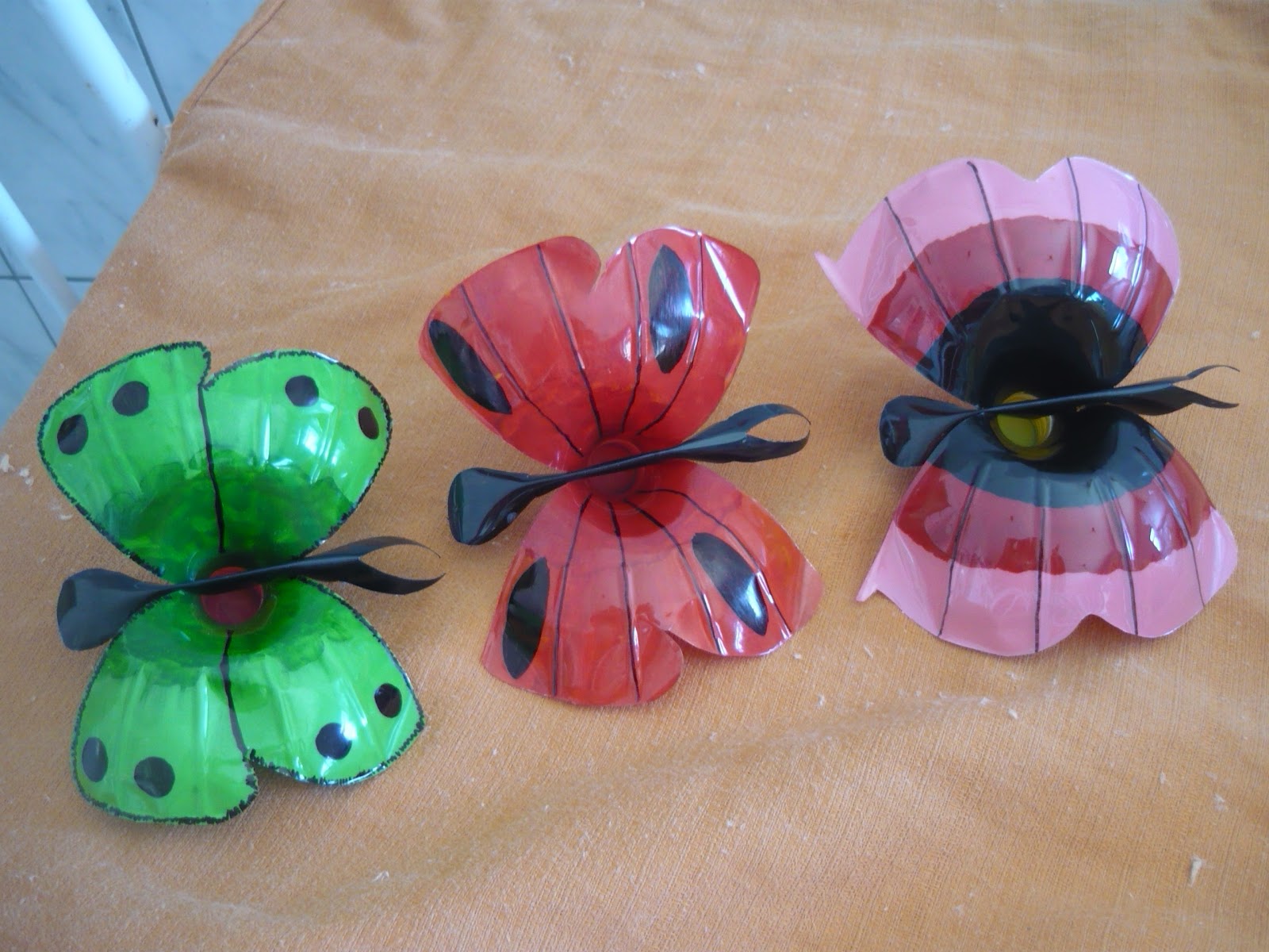 Cantinho do Artesanato e da Reciclagem: Borboletas de garrafa pet