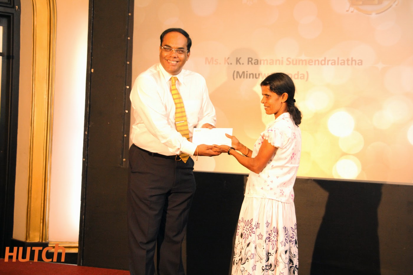 ThirukumarNadarasa_CEOHutch Presenting an prize to Ramani