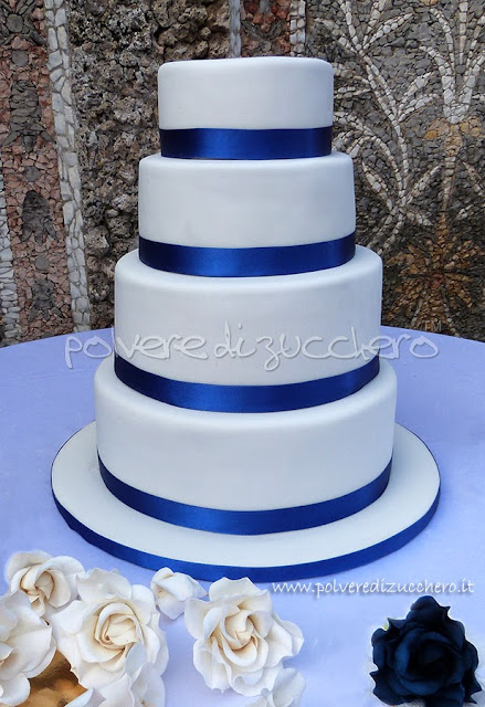 torta nuziale con rose bianche e blu cina, wedding cake 4 piani bianca e blu cina