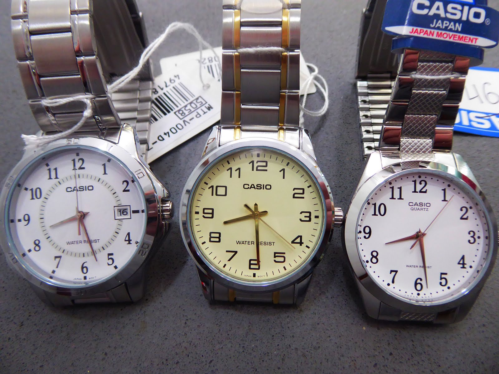Relojes Casio, con múmeros grandes y pulseras de acero