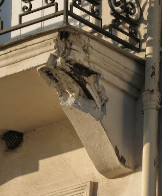 Détail de la structure métallique du premier balcon du 8 quai d'Orléans sur l'Ile-Saint-Louis à Paris