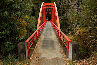 ダム湖にかかる橋