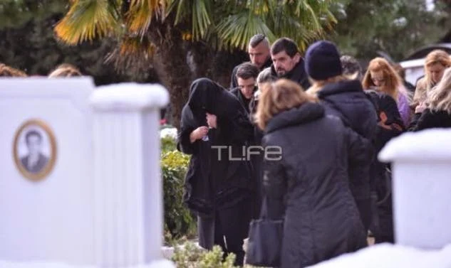 Κατέρρευσε η Βέφα Αλεξιάδου στην κηδεία της κόρης της (ΦΩΤΟ & ΒΙΝΤΕΟ)