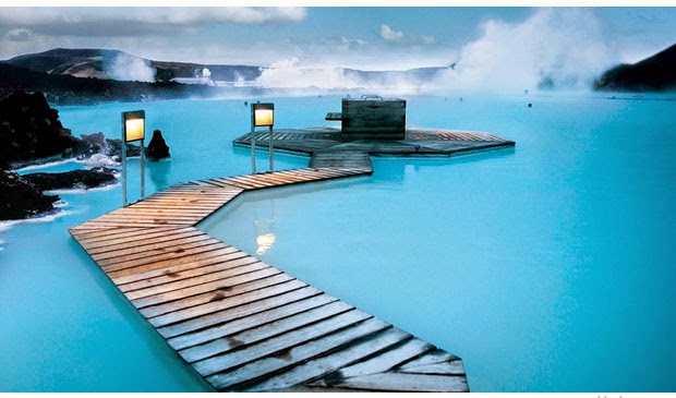 สระว่ายน้ำที่ Blue Lagoon Geothermal Resort pool ใน Grindavik ประเทศไอซ์แลนด์