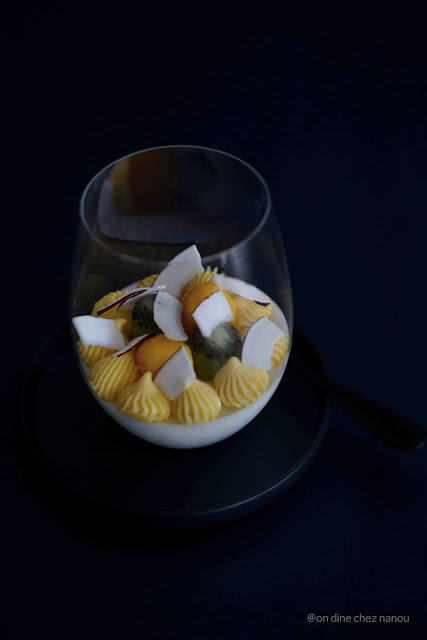 Mousse légère coco et crémeux passion et fruits exotiques mousse légère , noix de coco , dessert festif , fruit de la passion , fruits exotiques