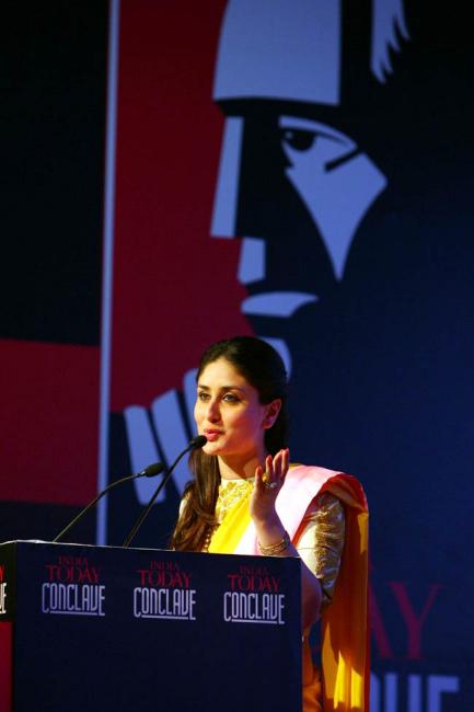 Kareena Kapoor yellow saree - Kareena Kapoor smiling Pics