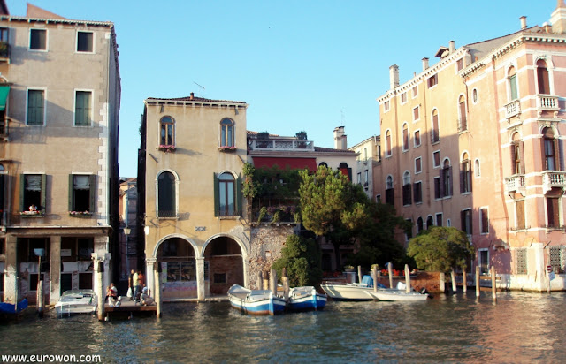 Barcos atracados en un canal de Venecia