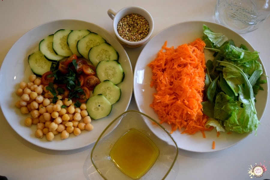 Ensalada de garbanzo en una jarra ingredientes
