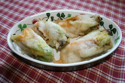 fiori di zucca ripieni in tempura