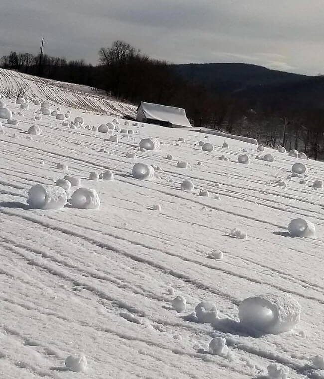 The Rarest Things We Have Ever Seen Captured In 17 Mind-Blowing Pictures - Snow rolls formed by the wind.