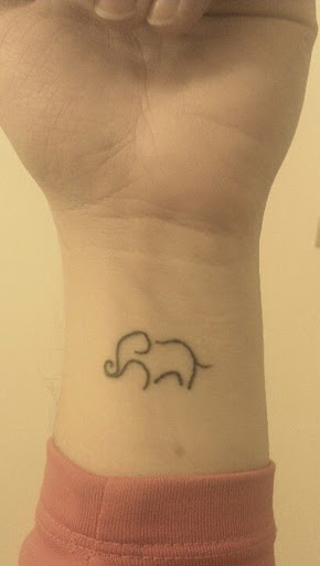 Um destaque simplificado de um elefante é apresentado o portador de pulso em tinta preta.