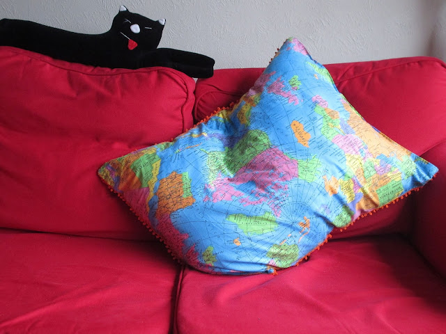 DIY - wereldkaartkussen met gehaakt randje / 'map-of-the-world'-pillow with crocheted edge
