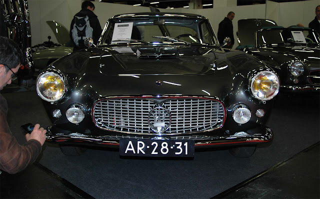 Schwarzer Maserati von vorne auf der Retro Classics Cologne