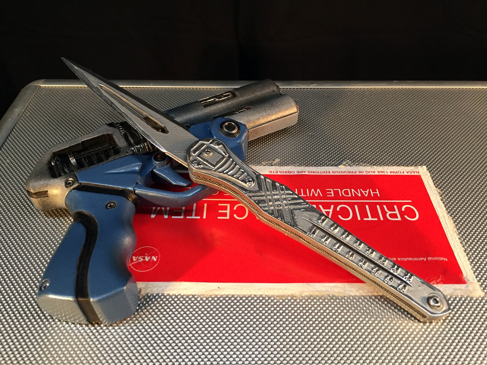 Luv's Switchblade Replicant Prop Hunter