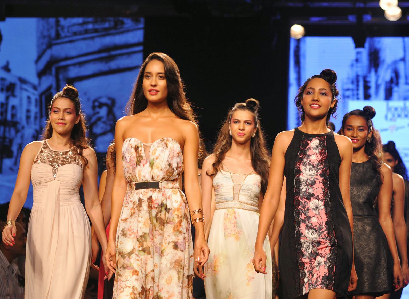 Lisa Haydon Super Sexy Cleavage Show On The Ramp At Myntra Fashion ...