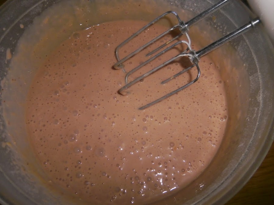 preparación magdalenas con leche condensada y fresas