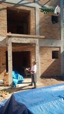 Bizzarri visitando uma obra onde vamos fazer os revestimentos de pedra nos pilares do terraço com a lareira de pedra e os revestimento de pedra nas paredes. 07 de novembro de 2016.