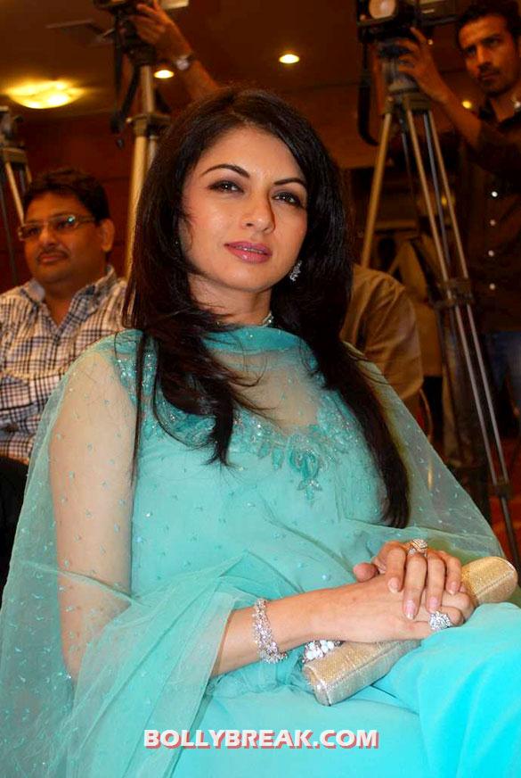 Bhagyashree - (8) - Hot Bollywood Beauties celebrate International Diamond Day