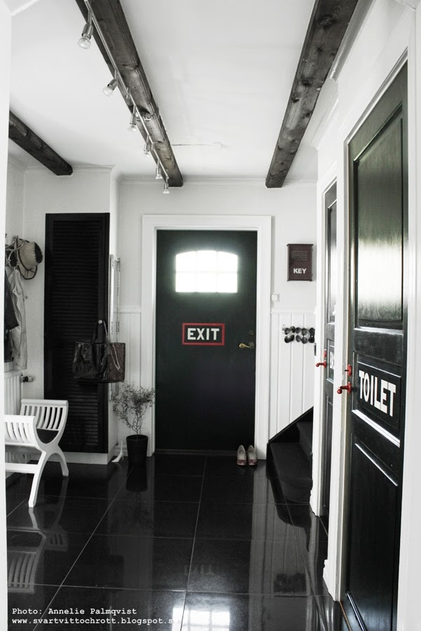 måla ytterdörren svart, svart ytterdörr, måla ytterdörr, ytterdörrar, svart, svart vitt och rött, svart dörr med vit text exit, text på dörren, svart och vitt, svartvitt i hallen, hall, dörrar, klinkersplattor, stora kakelplattor, diy, renovering, 