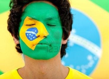homem rosto pintado bandeira brasil