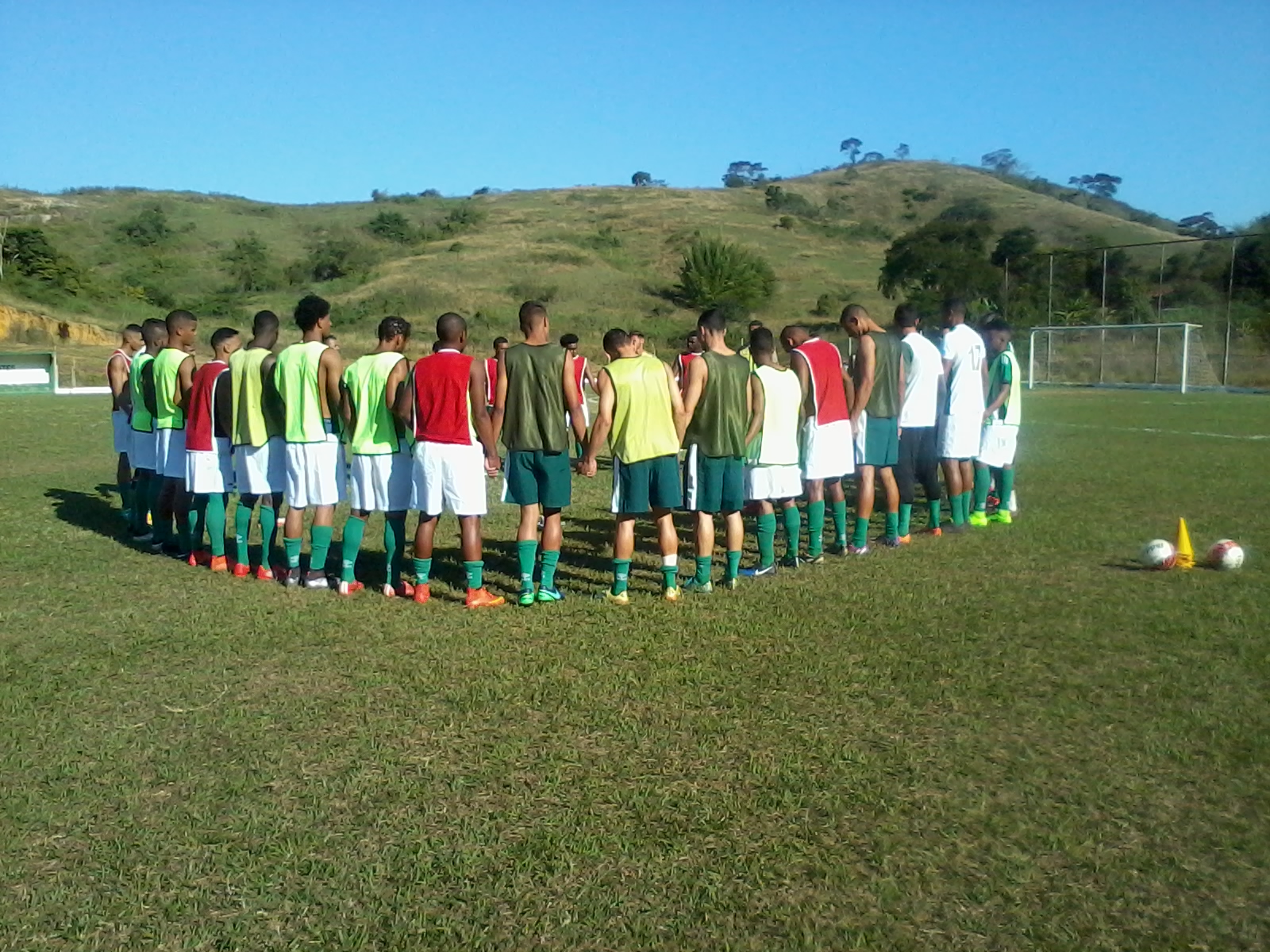 PARAÍBA DO SUL FUTEBOL CLUBE TIME PARAÍBA DO SUL(RJ) EM SUAS ORAÇÕES MATINAIS ANTES DO TREINO E PARAÍBA DO SUL FUTEBOL CLUBE TIME PARAÍBA DO SUL(RJ) EM SUAS ORAÇÕES MATINAIS ANTES DO TREINO E