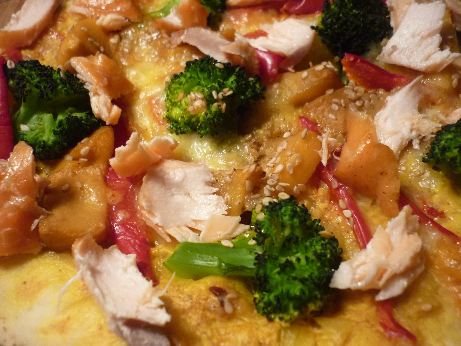 estrellacanela: Pizza mit Currycreme, Mango, Räucherlachs und Sesam