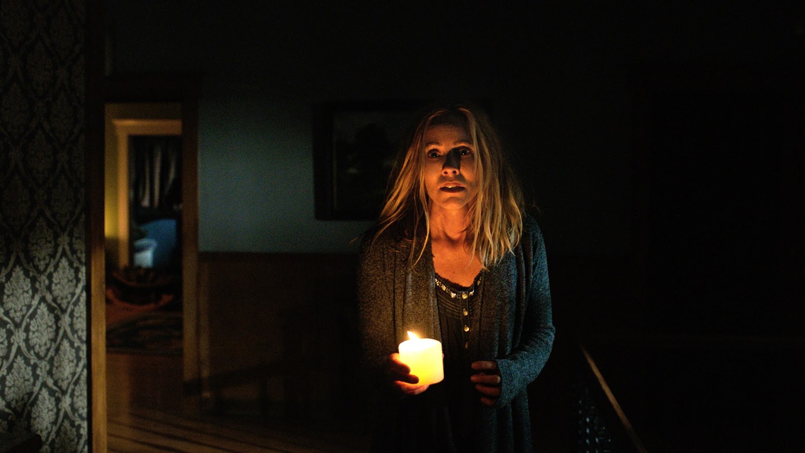 Movie Review Lights Out (2016) Teresa Palmer