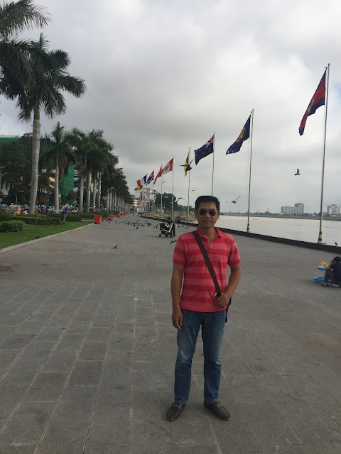 Khu vực bên sông phía trước quảng trường Cung Vua