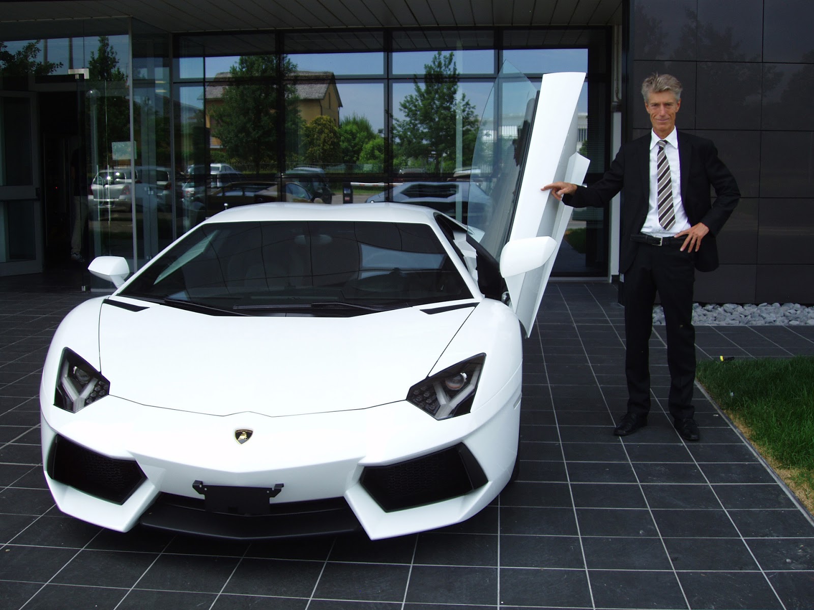 Белая Lamborghini Aventador 700 LP