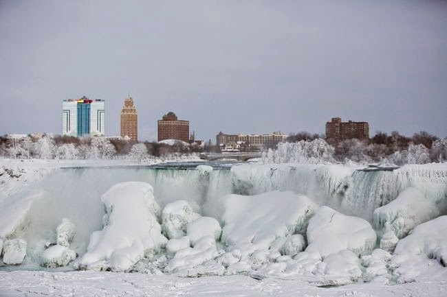 Really huge ice formations. - Bizarrely Low Temperatures Transformed Niagara Falls Into A Frozen Wonderland