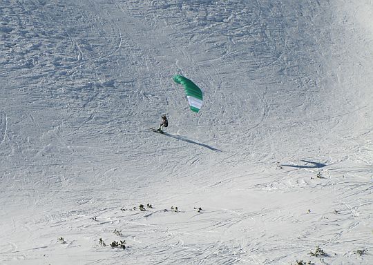 Połączenie narciarstwa z paralotniarstwem.