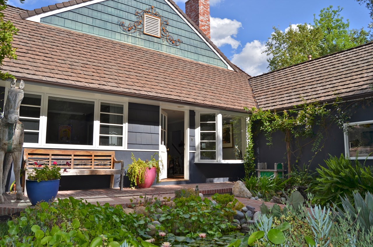 Modern Homes Los Angeles Studio City 1939 White Picket Charmer For Sale