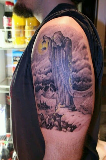 Um muito escuro e significativa Grim Reaper desenho de tatuagem. Você pode ver que o Grim Reaper é aparentemente acordar ao longo de um determinado caminho, enquanto olhando para baixo em uma cidade com uma lâmpada.