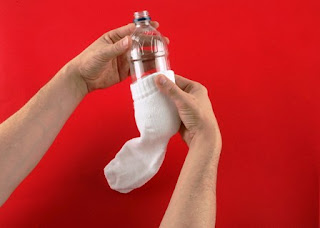 Pinguim com reciclagem de pote de amaciante e meia