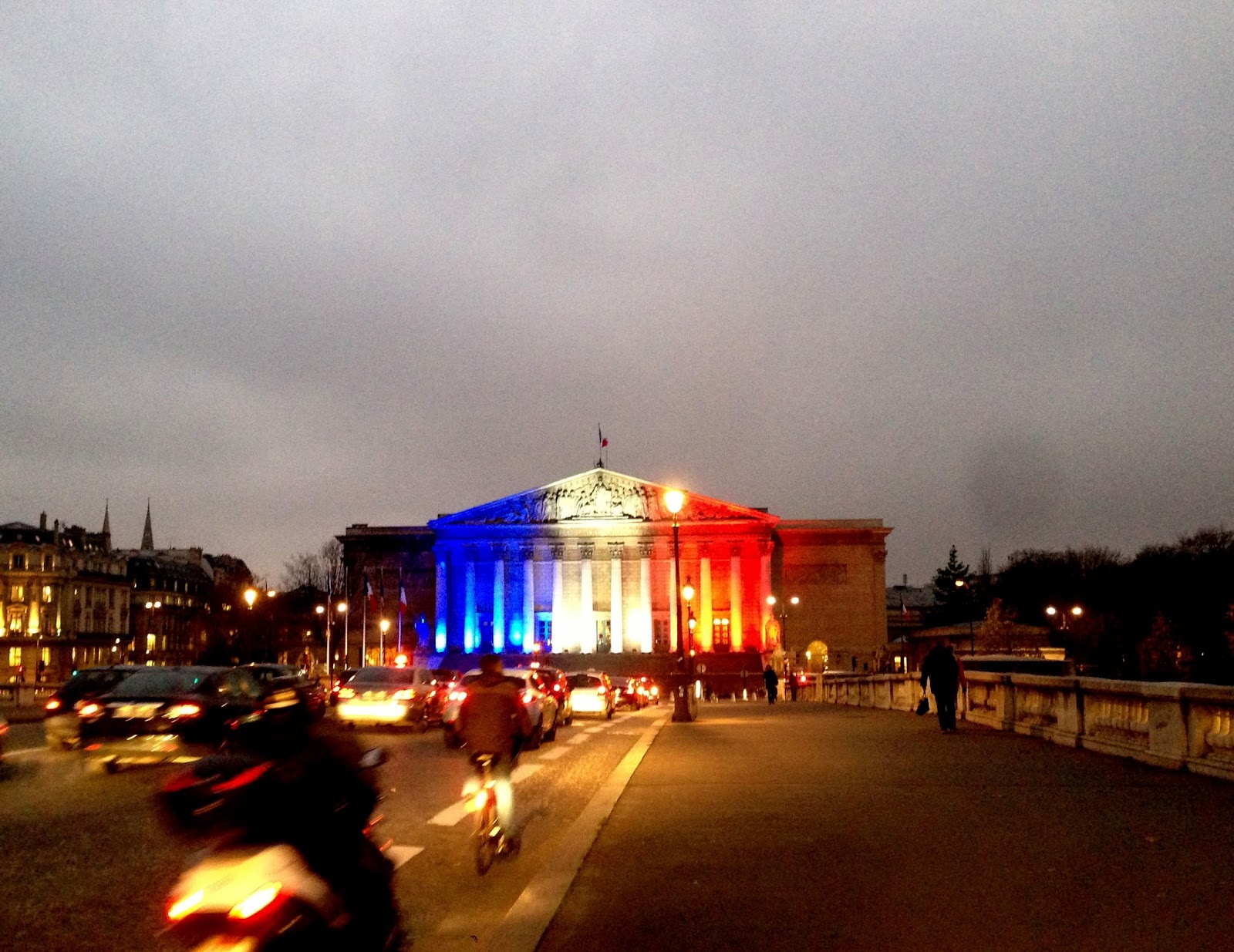 パリからエトセトラ 三色旗にライトアップされた国会議事堂