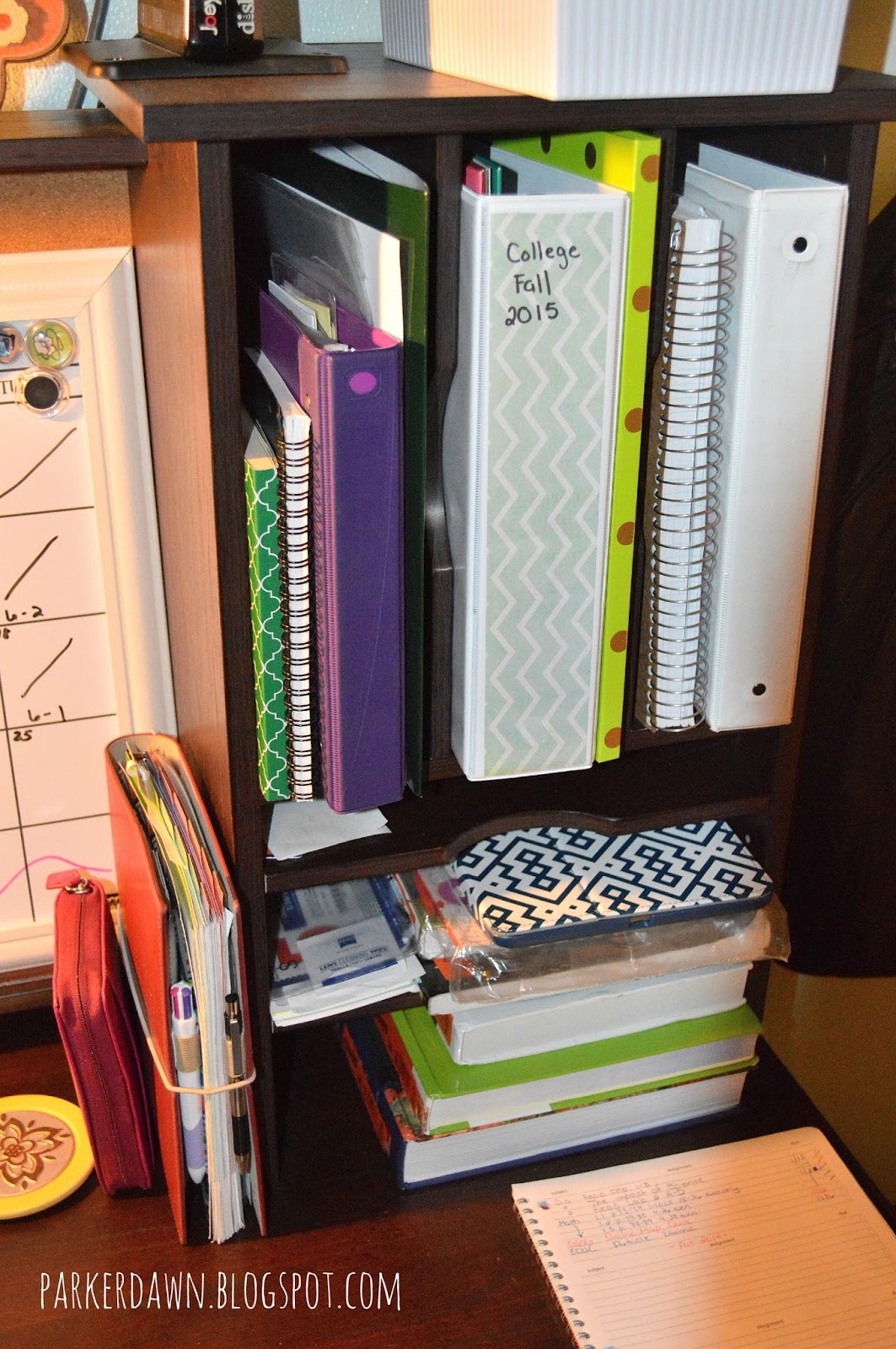 Parker Dawn How I Organize my Desk For Studying