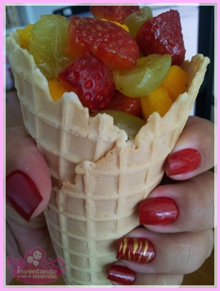 Salada de frutas com sorvete no cascão