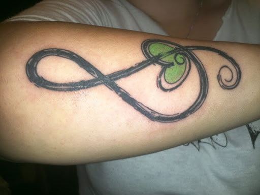 Amor símbolo música tatuagens na mão