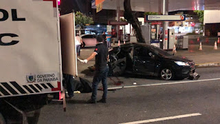 Carro com sete pessoas capota em avenida de João Pessoa e uma mulher morre após acidente
