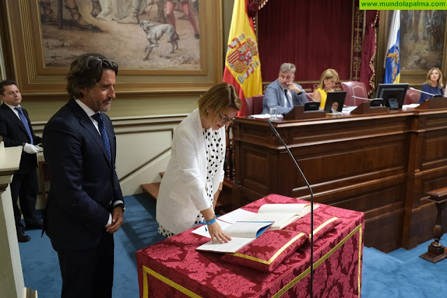La palmera Judit Bayarri toma posesión como diputada de Coalición Canaria en el Parlamento regional