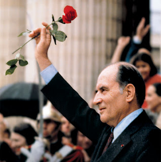 François Mitterrand sujeta una rosa durante su toma de posesión como presidente de la República Francesa en 1981