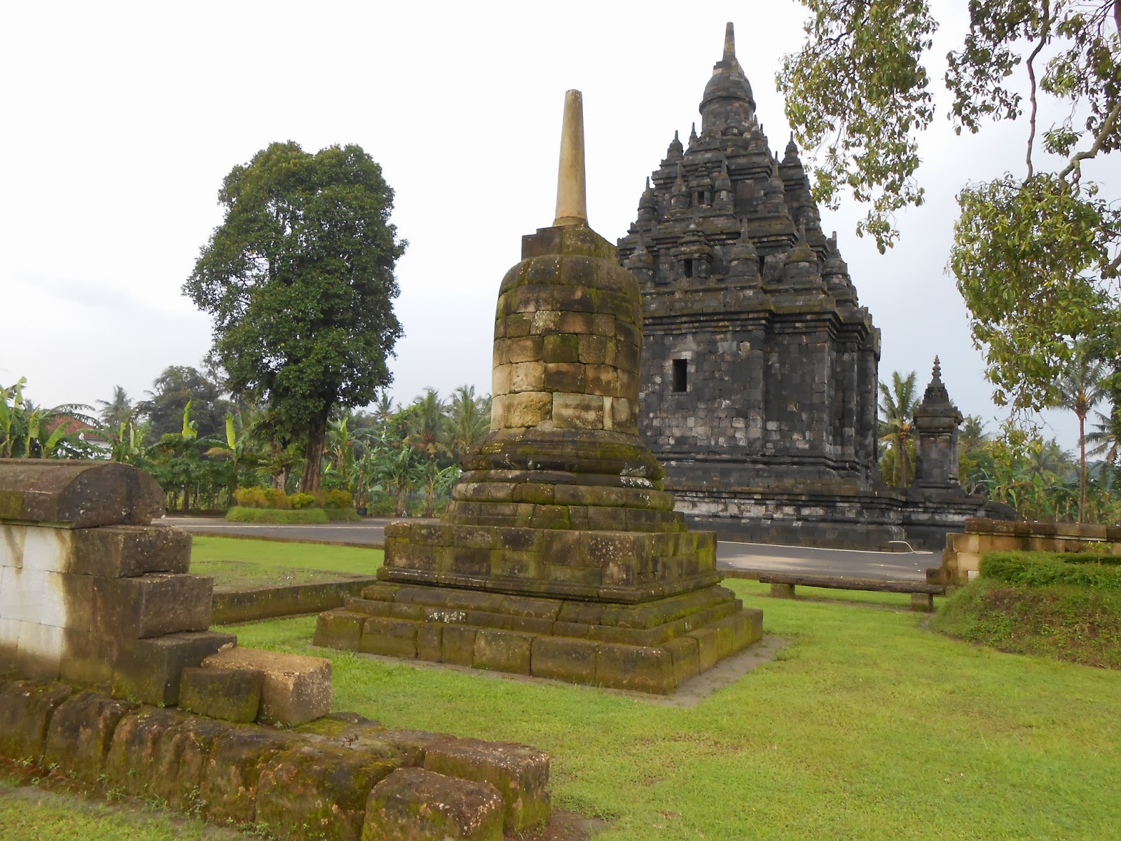 Candi Sojiwan , Klaten - Mr. Bolang
