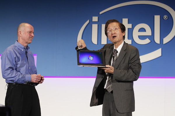2011年，時任 Intel 執行副總裁 Sean Maloney 與 ASUS 董事長施崇棠，侯俊偉攝影 