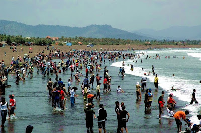 Wisatawan di pantai watu ulo jember