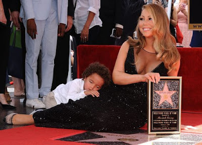 Laulajatähti Mariah Carey poseeraa Walk of Famella, edustaen # 9