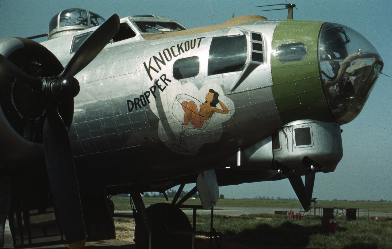 50 Color Vintage Photographs That Capture Amazing Nose Art Painted on ...