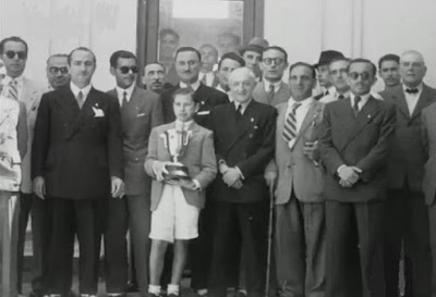 Arturito Pomar con su primer trofeo de Campeón de España, X Campeonato de España de Ajedrez
