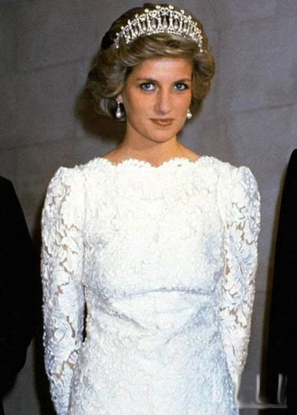 Here is Diana wearing the pearl drop piece in a dress very much like the lace McQueen Kate has recycled: